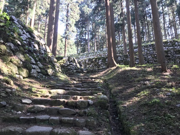 七尾城への道