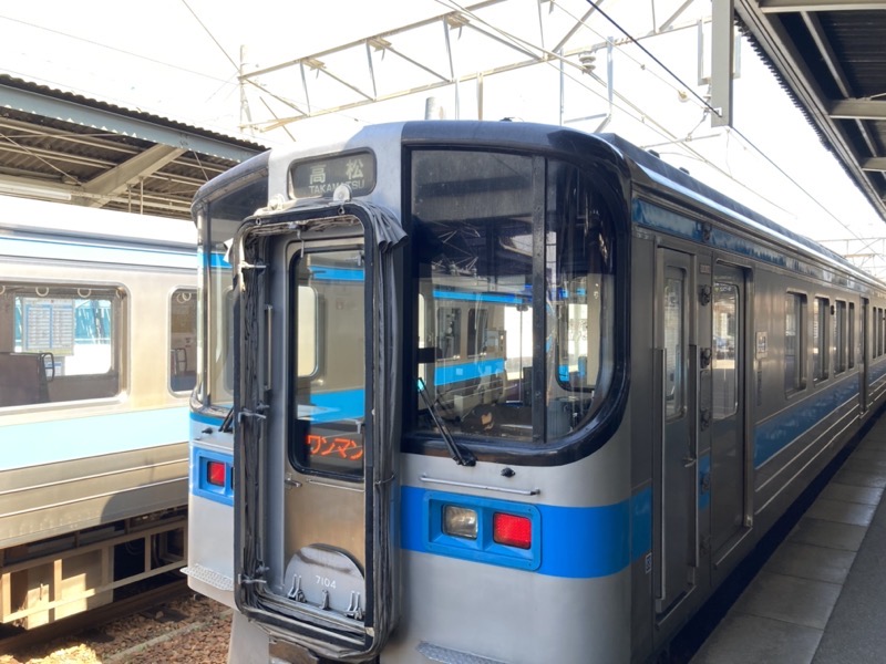 予讃線高松行き電車