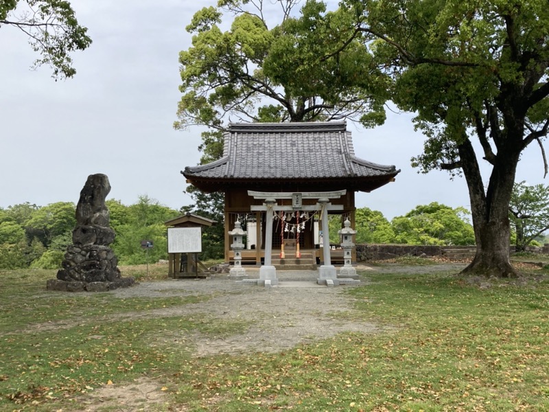 岡城 神社